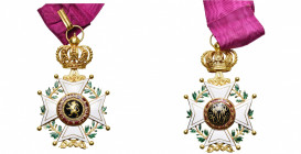 BELGIQUE, Ordre de Léopold, croix de commandeur, modèle civil unilingue en or (56 mm), avec couronne de type Buls et cravate de 37 mm de large.
C’est...