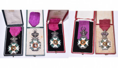 BELGIQUE, lot de 5 croix de chevalier de l’Ordre de Léopold en argent, modèle unilingue à titre militaire, dans des écrins d’Heremans, De Vigne-Hart o...