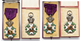 BELGIQUE, lot de 2 croix de chevalier de l’Ordre de Léopold en argent, modèle civil unilingue, une avec couronne probablement d’origine française dans...