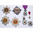 BELGIQUE, lot de 8 bijoux de l’Ordre de Léopold: 4 plaques de grand cordon (1 métallique de Göde et 3 en broderie synthétique), une croix de chevalier...