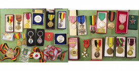 BELGIQUE, lot de 19 décorations officielles et non officielles dans leurs écrins, ayant appartenu à la même famille: ordres nationaux, guerre 1914-191...