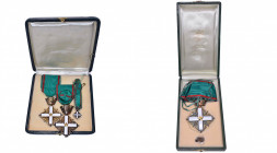 ITALIE, lot de 3 croix de l’Ordre du mérite de la République: commandeur, officier et chevalier (avec miniature et bouton), dans 2 écrins (l''écrin de...