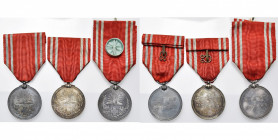 JAPON, lot de 3 médailles de la Croix-Rouge, une dorée, une argentée et une argentée avec rosette sur le ruban.