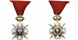 SERBIE, Ordre de l’Etoile de Karageorge, croix de 4e classe à titre militaire en vermeil, avec ruban triangulaire. Manques aux émaux bleus au revers....