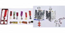 lot de 9 miniatures belges dont une croix de la Presse clandestine, 1940-1945. Vendu avec une croix hanséatique de Lübeck, 1915-1918 et deux insignes ...