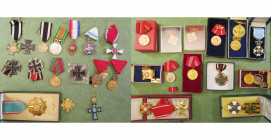lot d’ordres et de médailles européens (sauf France), dont: Luxxembourg, commandeur du Mérite et officier de la Couronne de chêne; Pologne, chevalier ...