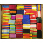 lot de 40 rouleaux de rubans belges et étrangers (1,25 m de long,) dont décorations du Congo belge et Croix de fer 1830 (tissage moderne de 37 mm).
