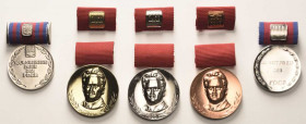 Orden der Deutschen Demokratischen Republik Konvolute
Konvolut über 5 Stück FDGB - Fritz-Heckert-Medaille in Gold, Silber und Bronze mit FDGB-Emblem....