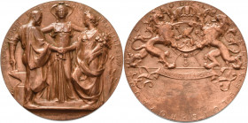 Ausstellungen
 Bronzemedaille 1897 (J. Lagae/L. Wolfers) Weltausstellung in Brüssel - Preismedaille. Schmied mit Hammer und Amboß reicht einer weibli...
