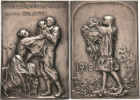 Erster Weltkrieg
 Versilberte Bronzeplakette 1918 (G. Charlier) Das Einkleiden französischer Soldatenkinder. Kind verabschiedet Vater, der als Soldat...