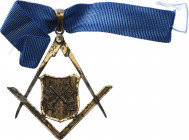 Freimaurer
 Einseitiges vergoldetes Bijou o.J. Gründer-Bijou der Loge "Zur Hansa" in Bremen in Form einer Winkelmaß, Zirkel, Bremerwappen Kombination...