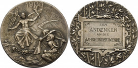 Geschenkmedaillen
 Silbermedaille 1900 (Mayer & Wilhelm) Andenken an die Jahrhundertwende. Vor Sonne geflügelter Genius mit Palmzweig und Fackel über...