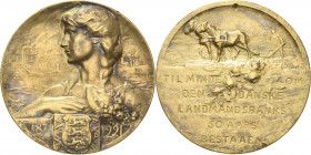 Dänemark
 Vergoldete Bronzegussmedaille 1921. 50 Jahre Danske Landmandsbank. Brustbild einer jungen Frau mit Füllhorn nach links, im Hintergrund Hafe...