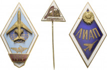 Russland-Sowjetunion
 Emailliertes Abzeichen 1979. Absolventenabzeichen der Flugschule in Rostow. 47,8 x 27,4 mm, 10 g. Rs. Befestigungseinrichtung (...