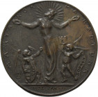 Ungarn - Medaillen
 Einseitige Bronzegussmedaille 1922 (Elisabeth Esseö) Tanzende Frauengestalt zwischen zwei Engeln mit Schild und Stadttor. 72,5 mm...