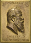Bayern
Prinzregent Luitpold 1886-1912 Einseitige vergoldete Bronzehohlgussplakette 1904. Kopf nach rechts zwischen 3 Zeilen Schrift. 91 x 67 mm, 112,...