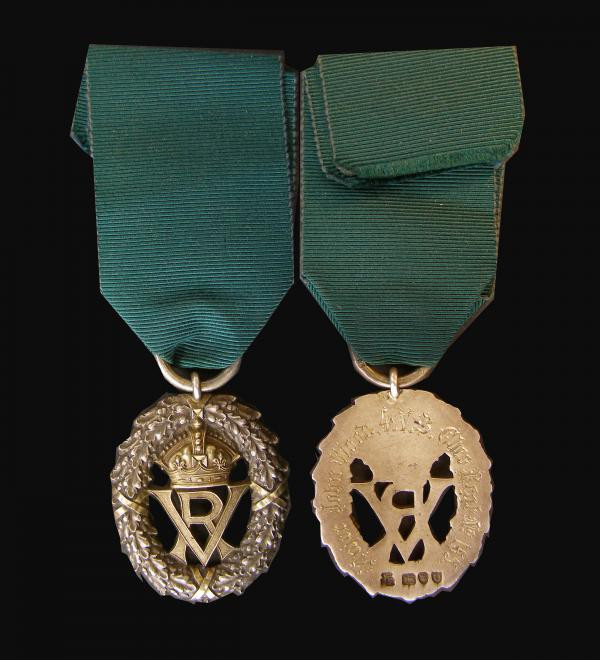 The Volunteer Officer's Decoration (instituted 1892) VR cypher, in silver-gilt a...