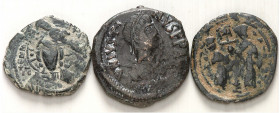 BYZANZ. 
BRONZEMÜNZEN. 5 Bronzeprägungen (24-32mm) von Justinus I. bis Anonyme Prägungen. . 

dunkelgrüne Patina meist s-ss