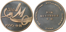 ÜBERSEE. 
CHINA. 
Volksrepublik seit 1949. Medaille 1990 JINSHUJINIANBI (31. I(nternational) M(athematik-)O(lympiade)) in China. Signet auf Abschnit...