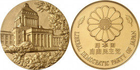 ÜBERSEE. 
JAPAN. 
STÄDTE. TOKIO. Medaille o.J. (o.&nbsp;Sign.) d. Liberal-demokratischen Partei. Kirschblüten neben perspekt. Ansicht d.&nbsp;Parlam...