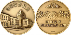 ÜBERSEE. 
JAPAN. 
STÄDTE. TOKIO. Medaille o.J. (o.&nbsp;Sign.) THE HOUSE OF REPRESENTATIVES JAPAN. Perspekt. Ansicht d.&nbsp;Gebäudes&nbsp;/ Chrysan...