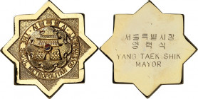 ÜBERSEE. 
KOREA, SÜD-. 
Städte. SEOUL. Medaille o.J. (1970/74) (o.&nbsp;Sign.) "The Seoul Metropolitan Government" Wappen&nbsp;/ 4&nbsp;Z. Widmung, ...
