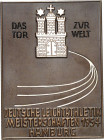 DEUTSCHE STÄDTE. 
Alphabetisch. 
HAMBURG. Preisplakette 1954 (o. Sign., b. Poellath, Schrobenhausen) d. DLV zu den Deutschen Leichtathletik-Meisters...