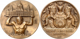 DEUTSCHE STÄDTE. 
Alphabetisch. 
HANNOVER. Medaille 1913 (Sign. G) a.d. Einweihung des neuen Rathauses. Nackter Titan v.v. stemmt Rathaus / Behelm. ...