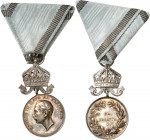 EUROPA. 
BULGARIEN. 
Boris III. 1918-1943. Tragbare Verdienstmedaille o.J. in Silber mit d. Krone. Kopf n.l. / 3A - 3AC LV GA ("für Dienst") im Kran...