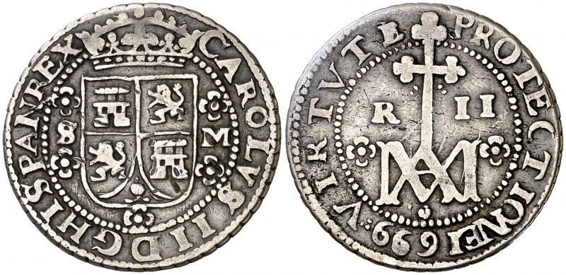 1699. Carlos II. Sevilla. M. 2 reales. (Cal. 653, mismo ejemplar). 5,40 g. Tipo ...