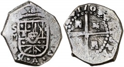 1704. Felipe V. Sevilla. M. 2 reales. (Cal. 1411, mismo ejemplar). 5,85 g. Visible parte del nombre y el ordinal del rey. Muy rara con todos los datos...