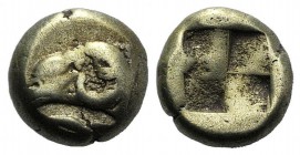 Ionia, Phokaia, c. 521-478 BC. EL Hekte – Sixth Stater (9mm, 2.49g). Head of ram l.; below, small seal r. R/ Quadripartite incuse square. Bodenstedt E...