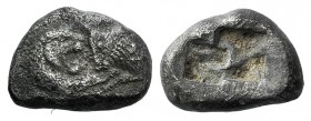Kings of Lydia, time of Cyrus – Darios I, c. 545-520 BC. AR Siglos (13mm, 3.35g). Sardes. Confronted foreparts of lion r. and bull l. R/ Two incuse sq...
