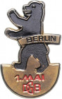 Deutsche Ausgaben mit regionaler Zuordnung. 
Berlin. 4 Abz.: "Berlin-1. Mai-DGB" (um 1950), Buntmet., schwarz-rot lack.; "NAW Berlin 1956-1960" mit S...