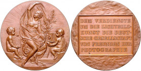 Deutsche Medaillen. 
Berlin. 
Bronzene Verdienstmed. der Deutschen Gesellschaft von Freunden der Photographie o.J. (1887-89), v. Otto Schultz, sitze...