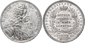 Deutsche Medaillen. 
Brandenburg-Preußen. 
Friedrich I. 1701-1713. Zinnmed. mit Kupferstift 1708, von G. Hautsch, auf seine Vermählung mit Sophie Lu...