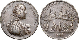Deutsche Medaillen. 
Brandenburg-Preußen. 
Friedrich II. 1740-1786. Bronzemed. 1744, unsign., auf die Rückeroberung von Prag, geharn. Brb. re./Artil...