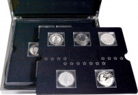 Sammlungen und Lots. 
Silbermünzen-Kollektion "Fabulous 15" des Ausgabejahres 2015, mit: Australien 1 Oz Kookaburra, Kanada 1 Oz Maple Leaf, Ruanda 5...