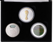 Fidschi. 
Offiz. Münzset zur FIFA Fußball-WM 2006, mit drei Münzen: Fidschi, 10 Dollars 2005, CuNi versilb., Countdown bis zum Anpfiff (mit eingebaut...