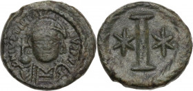 Justinian I (527-565). AE Decanummium, Rome mint, 547-549. Obv. Helmeted and cuirassed bust facing, holding globus crusiger. Rev. Large I flanked by s...