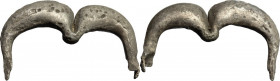 Silver brooch in the shape of a double arch. Greek, 3rd century BC Pin missing. 40 mm. 15.40 g.