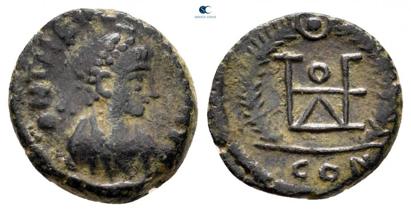 Theodosius II AD 402-450. Constantinople
Nummus Æ

13 mm, 1,31 g

D N THE[O...