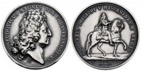 France. Louis XIV. Medal. 1700. (Divo-287 var). Anv.: LUDOVICUS MAGNUS REX CHRISTIANISSIMUS. Rev.: PROFECTIO PHILIPPI V HISPANIARUM REGIS. Ag. 35,75 g...