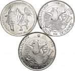 Portugal. Lot of 3 Portuguese silver coins of 1.000 escudos, 1997, 1998 (2). TO EXAMINE. Mint state. Est...60,00. 

Spanish description: Portugal. L...