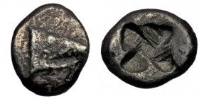 MYSIA. Kyzikos. Obol ( Circa 600-550 BC). AR ( silver 1,17 g. 10 mm)
Tunny head left over tunny. 
Rev: Quadripartite incuse square. 
Cf. SNG BN 357-9;...