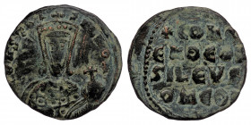 CONSTANTINE VII PORPHYROGENITUS(913-959) and ROMANUS I LECAPENUS (920-944). Follis. Constantinople. ( Bronze.6.26 g. 26 mm)
+CONST' bASIL' ROm./ Facin...