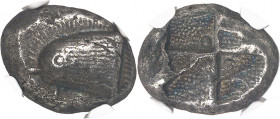 Paphlagonie, Sinope. Drachme ND (490-425 av. J.-C.), Sinope.
NGC XF 5/5 4/5 (5780847-002).
Av. Tête d’aigle à gauche, un dauphin au-dessous. 
Rv. C...