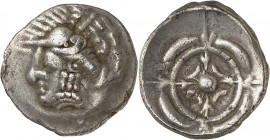 Sud-Ouest de la Gaule. Drachme imitation de Rhodé ND (240-220 av. J.-C.).

Av. Tête féminine à gauche, stylisée, la chevelure ornementée, avec large...