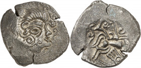Coriosolites (fin de la Ière moitié du Ier siècle av. J.-C.). Statère à la lyre, nez orné c.100-50 av. J.-C.

Av. Profil à droite, la chevelure disp...