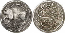 Empire Moghol, Jahangir (Nur-ud-din Muhammad Salim) (1605-1627). Roupie zodiacale au signe du lion AH 1027-13 (1618), Ahmedabad.

Av. Devant un sole...